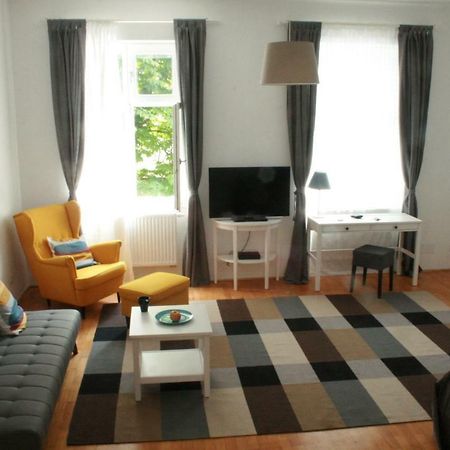 Enjoy Apartman Шопрон Екстер'єр фото