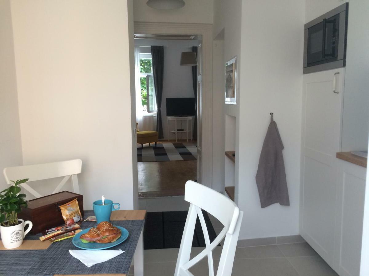 Enjoy Apartman Шопрон Екстер'єр фото